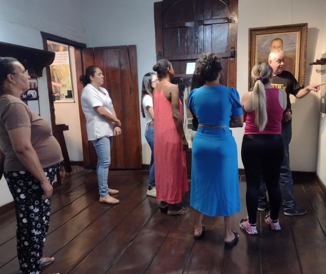 api-modulos/fotos/img/galeria_cat_culturais_535/535/13480/VISITA GUIADA POR ALAÉRCIO DELFINO, CAPS II, RESPONSÁVEL WINNIE, 10.10.2025 (7).jpg